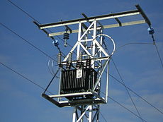 Centro de transformación electríco al aire libre en torreta elevada